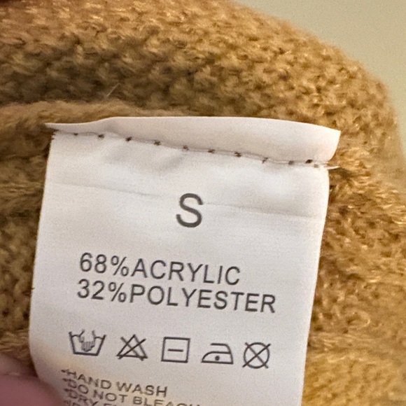 Cable Knit Sweater Vest with Floral Accents - Picture 2 of 3